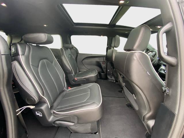 Used 2026 Chrysler Pacifica Limited FWD image 17
