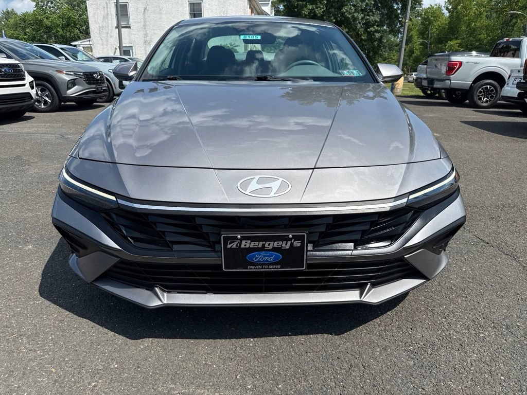 Used 2024 Hyundai Elantra SE FWD image 2