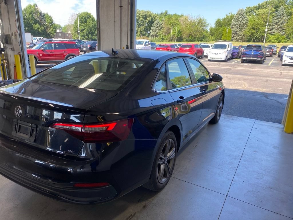 Used 2024 Volkswagen Jetta SE FWD image 4