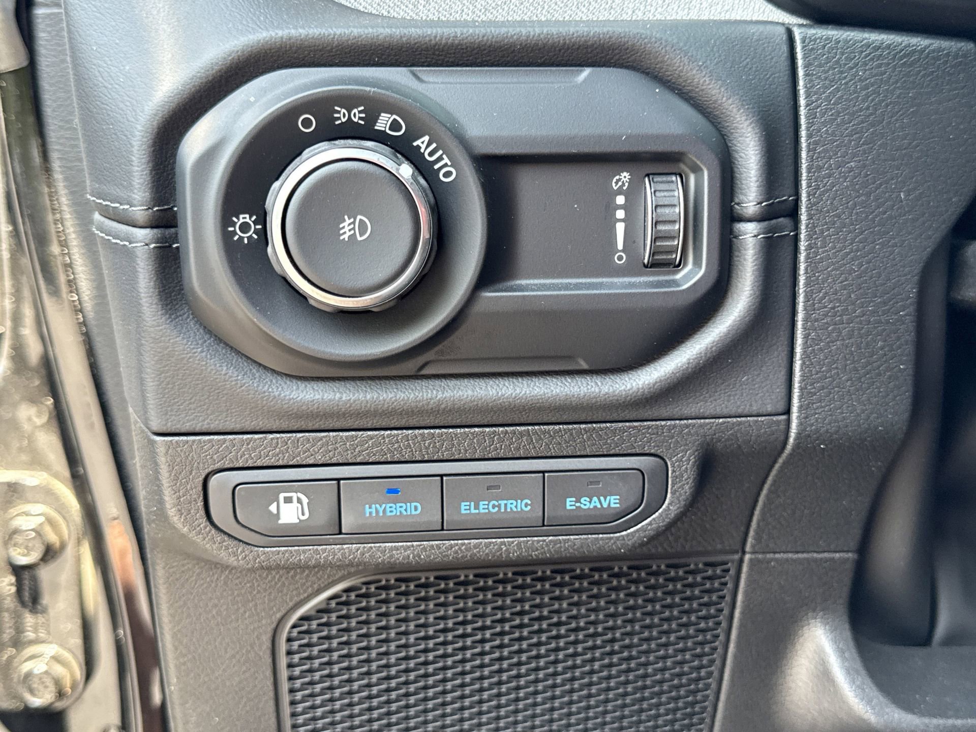 Used 2025 Jeep Wrangler Unlimited Sahara w/ Safety Group image 12