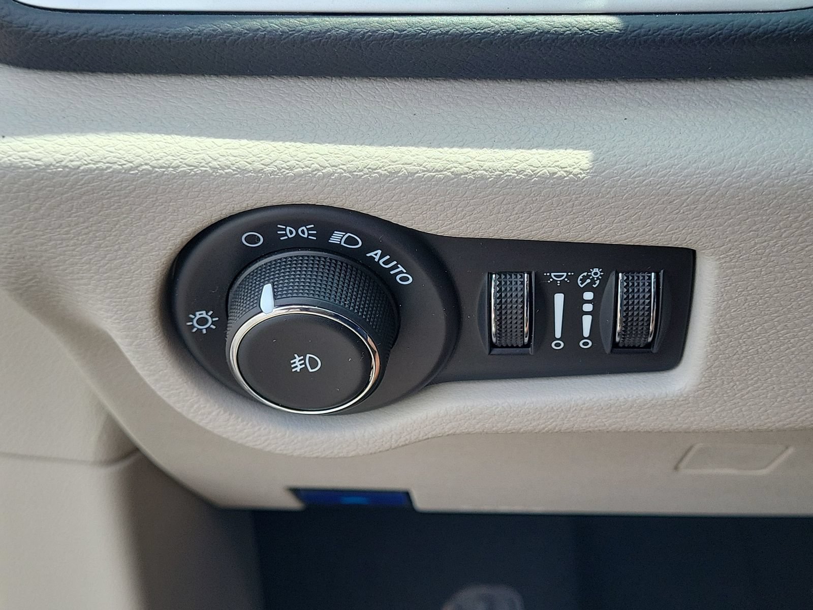 Used 2024 Chrysler Pacifica Touring-L FWD image 29