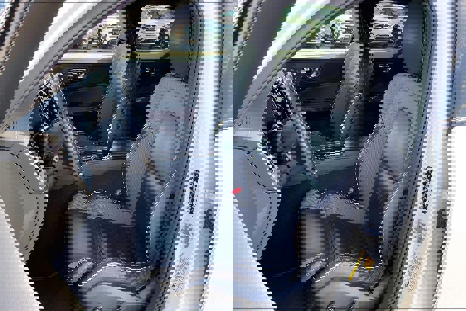 Used 2022 Volvo S60 B5 R-Design image 9