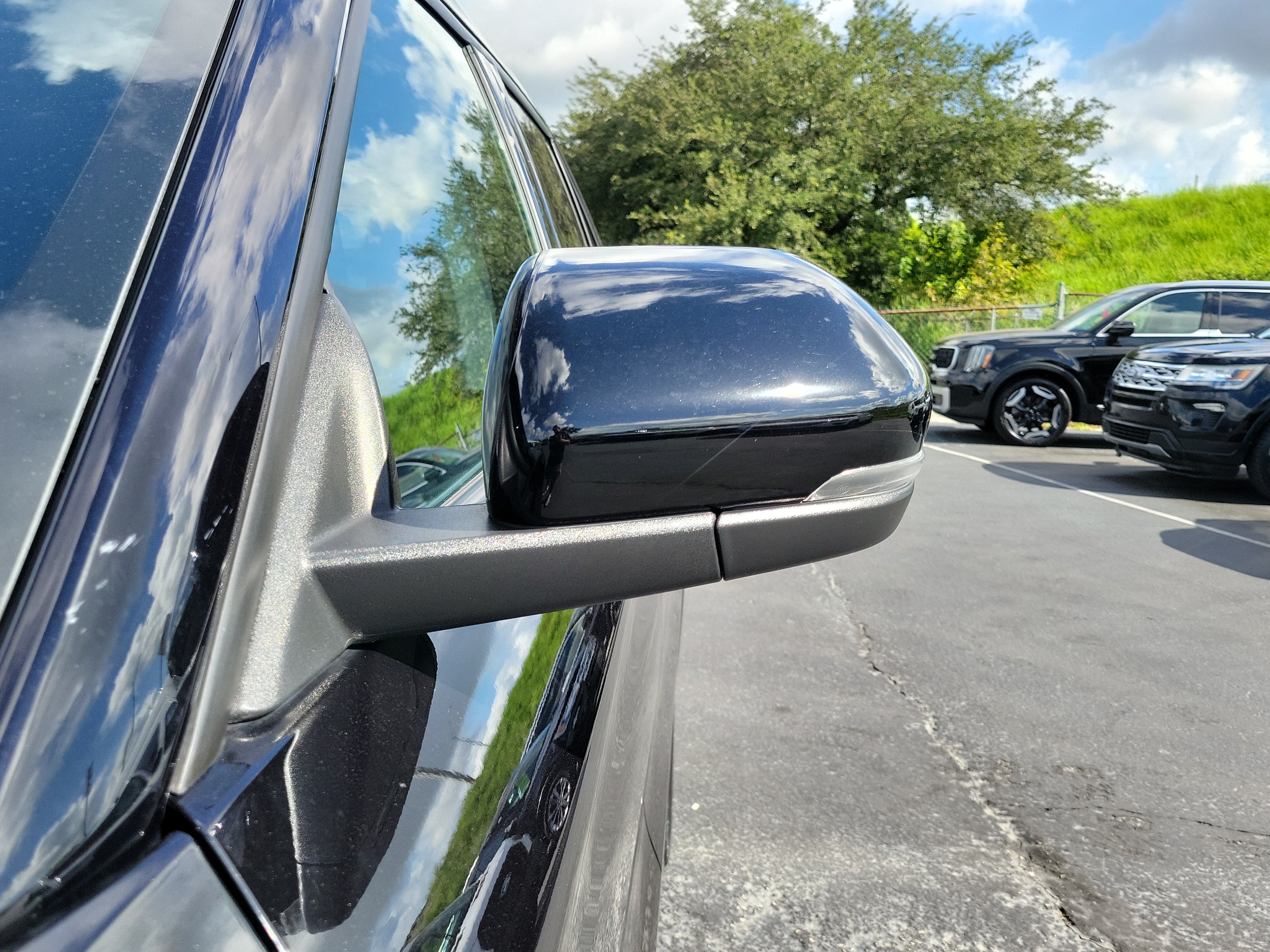 Certified 2023 Ford Explorer Limited w/ Limited Technology Package RWD image 4