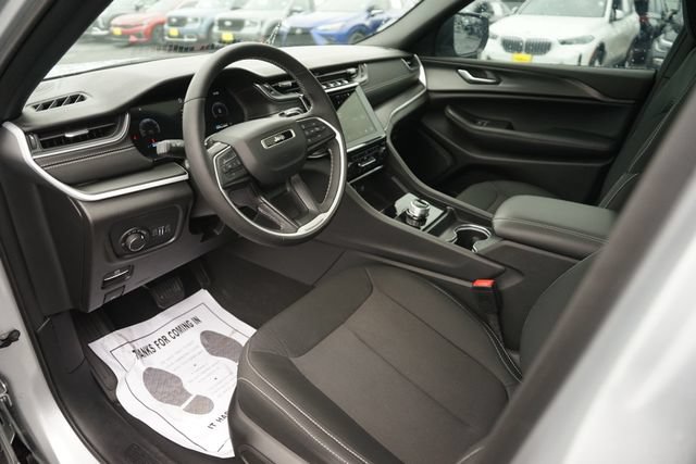 Used 2025 Jeep Grand Cherokee L Laredo w/ Luxury Tech Group I AWD/4WD image 8