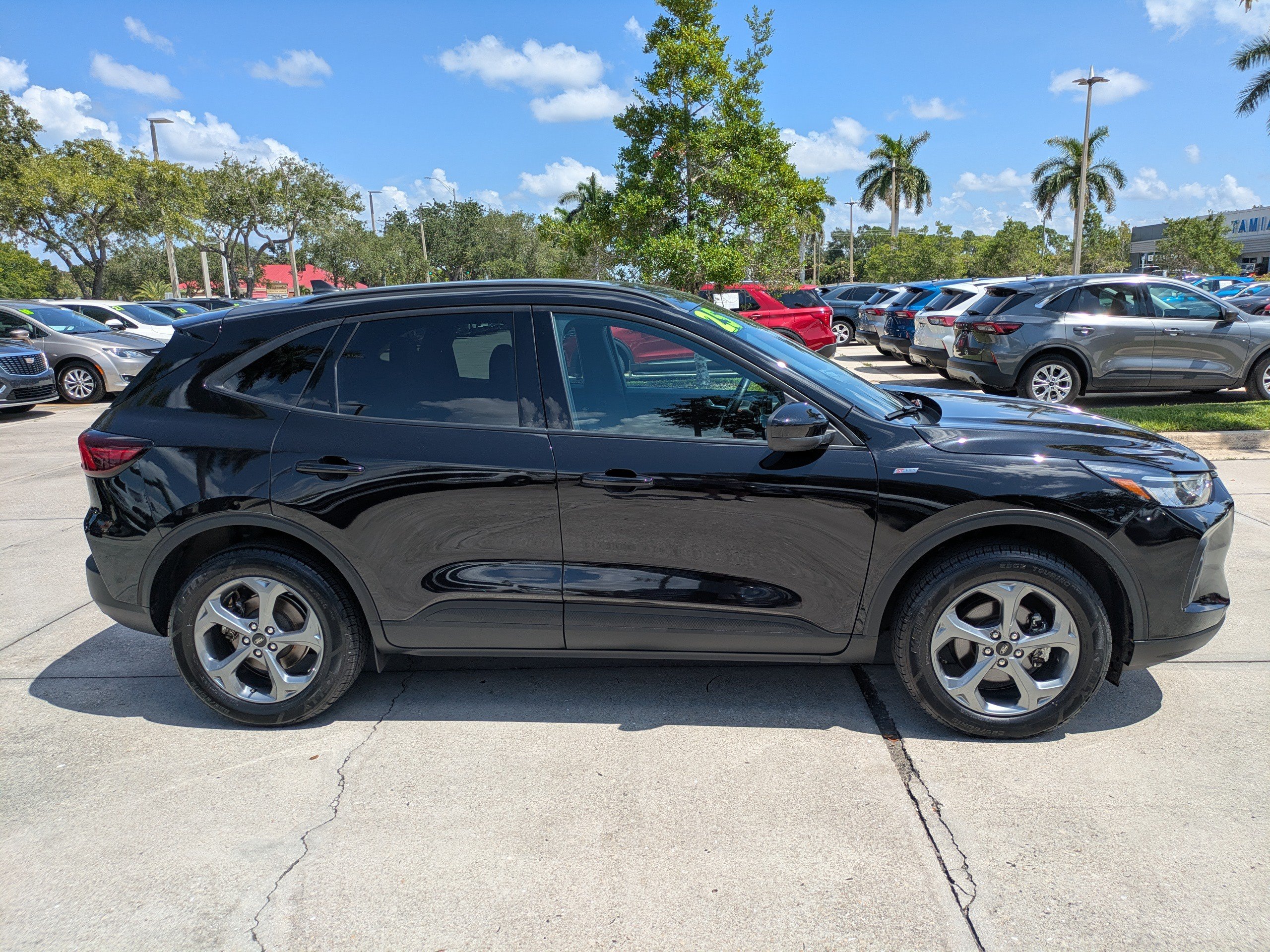 Certified 2025 Ford Escape ST-Line Select AWD/4WD image 3