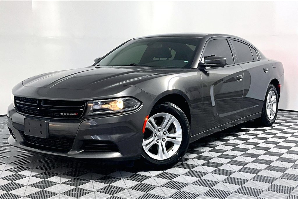 Used 2020 Dodge Charger SXT RWD image 2