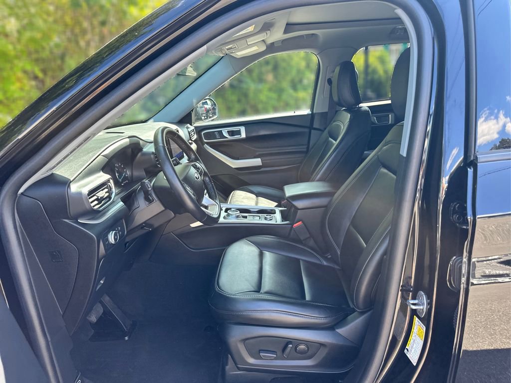 Certified 2022 Ford Explorer XLT w/ Equipment Group 202A image 9
