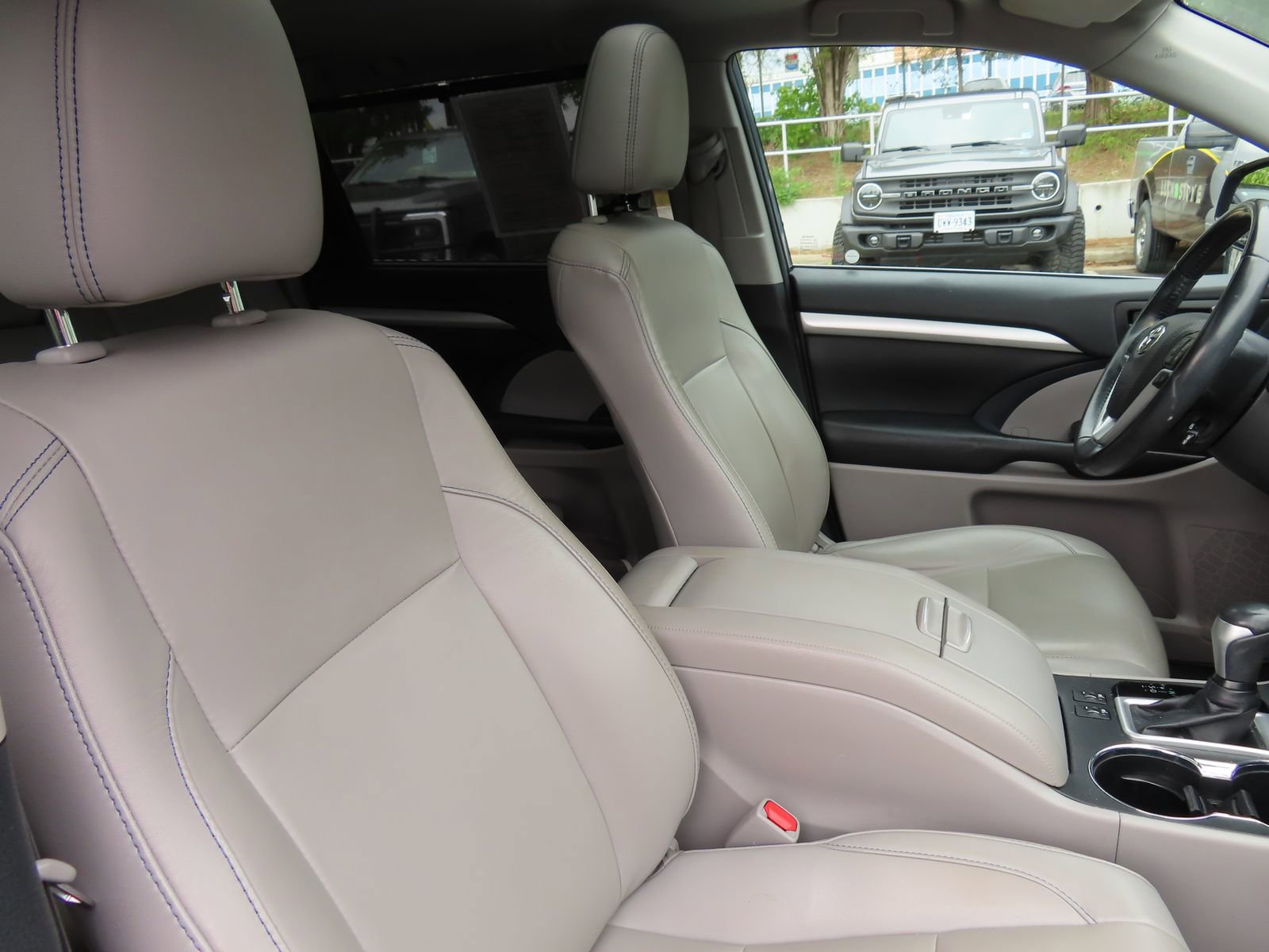 Used 2019 Toyota Highlander XLE AWD/4WD image 34