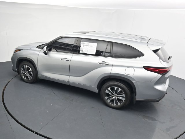 Used 2022 Toyota Highlander XLE AWD/4WD image 28