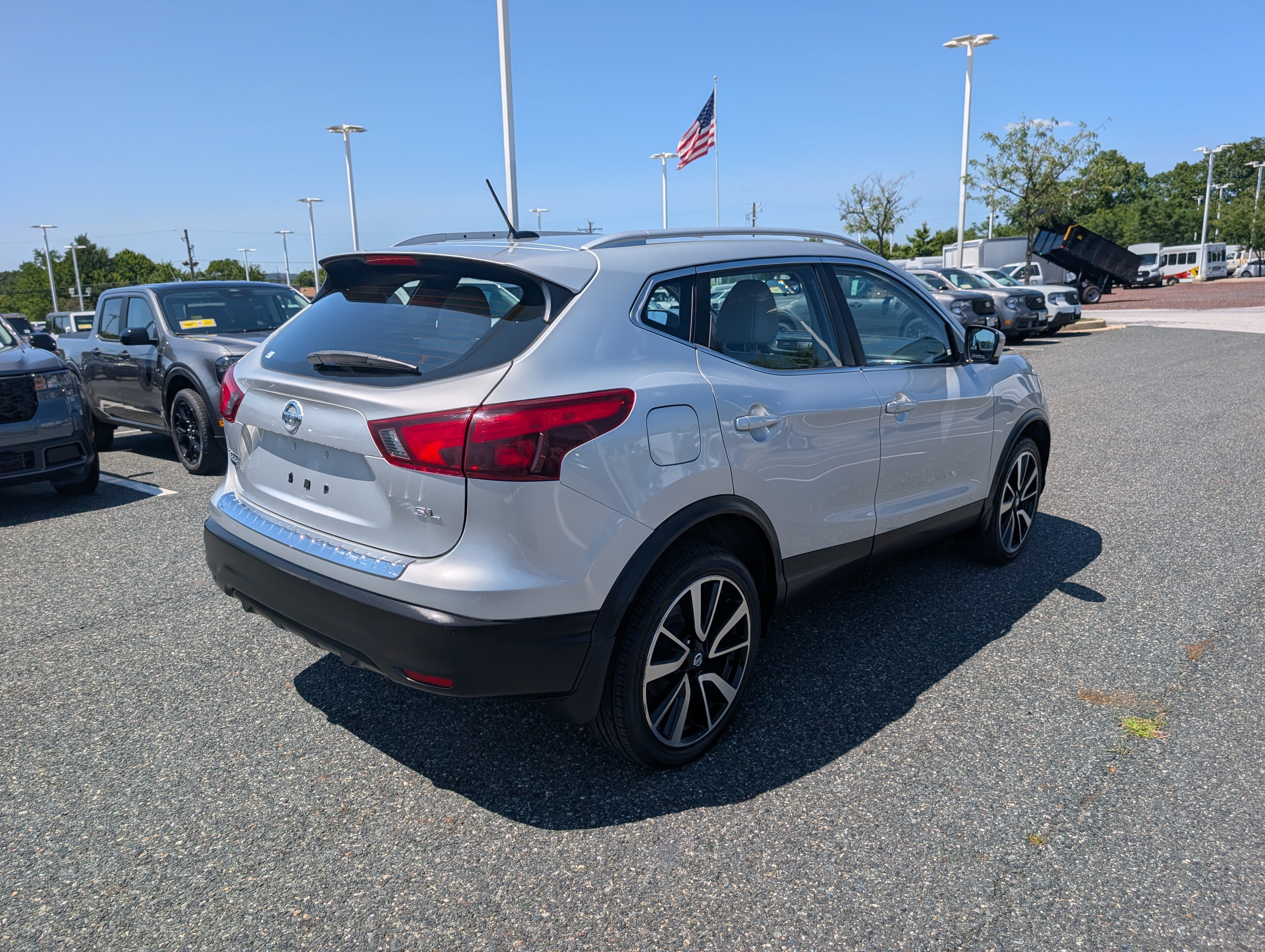 Used 2018 Nissan Rogue Sport SL w/ SL Premium Package FWD image 3