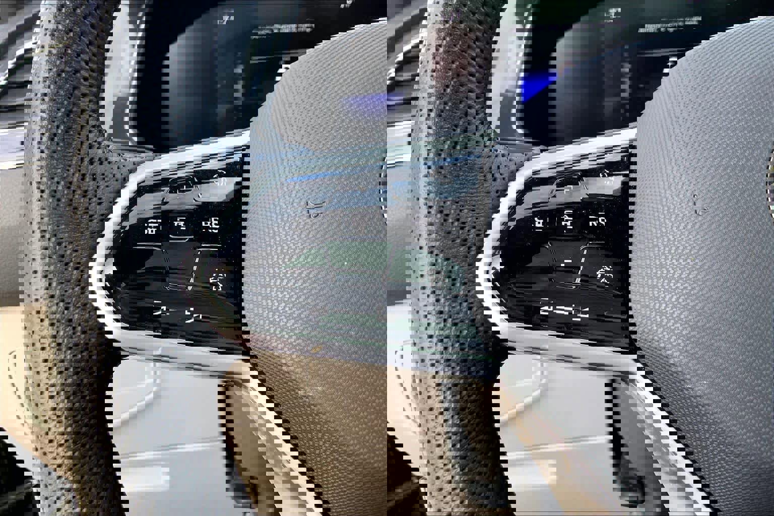 Used 2024 Volkswagen Tiguan SE R-Line image 23