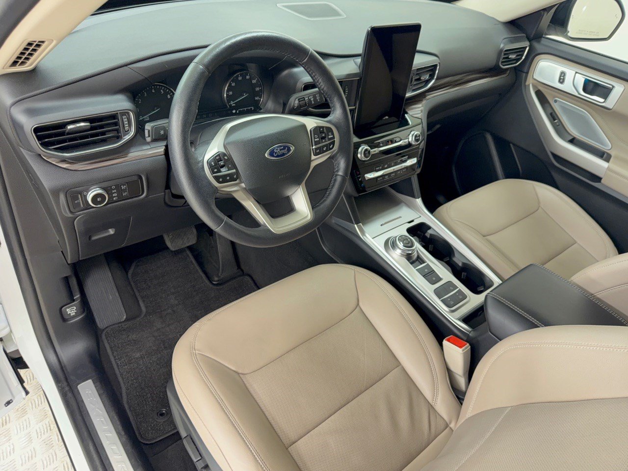 Certified 2023 Ford Explorer Limited w/ Limited Technology Package RWD image 4