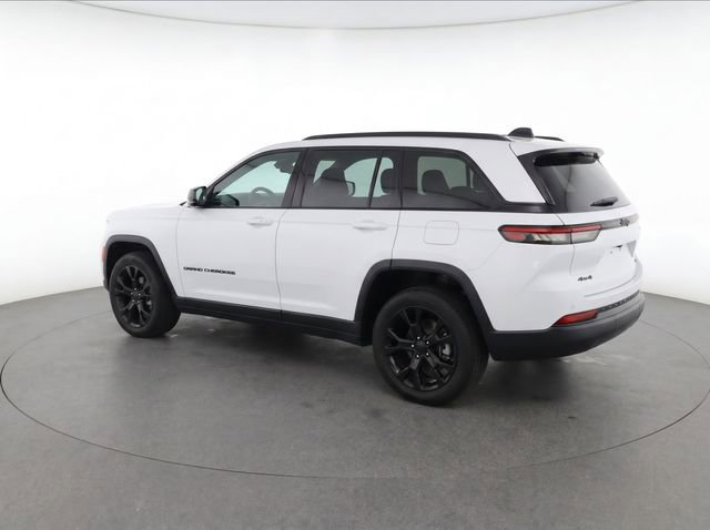 Used 2022 Jeep Grand Cherokee Summit AWD/4WD image 3