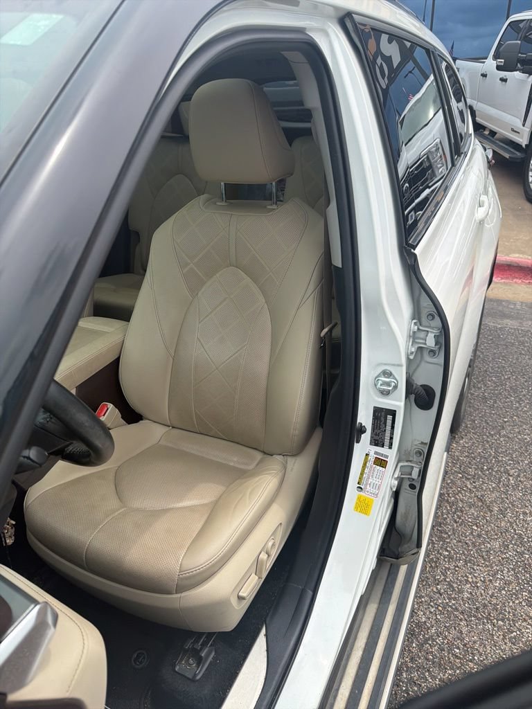 Used 2021 Toyota Highlander Platinum FWD image 5