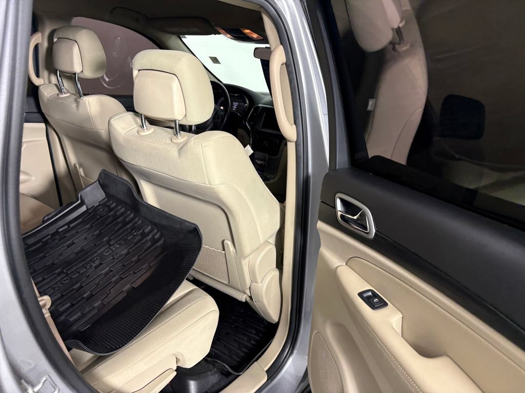 Used 2019 Jeep Grand Cherokee Laredo AWD/4WD image 32