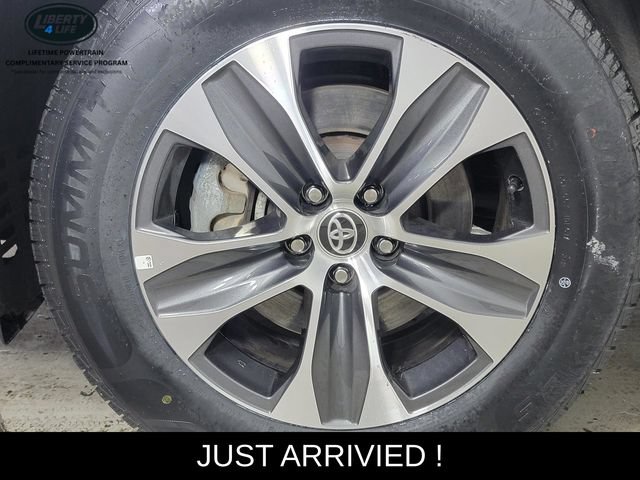 Used 2025 Toyota Highlander XLE AWD/4WD image 10