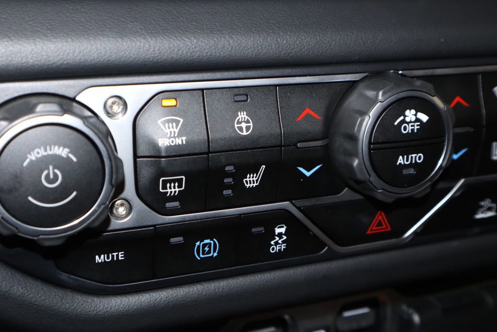 Used 2025 Jeep Wrangler Unlimited Sahara AWD/4WD image 11