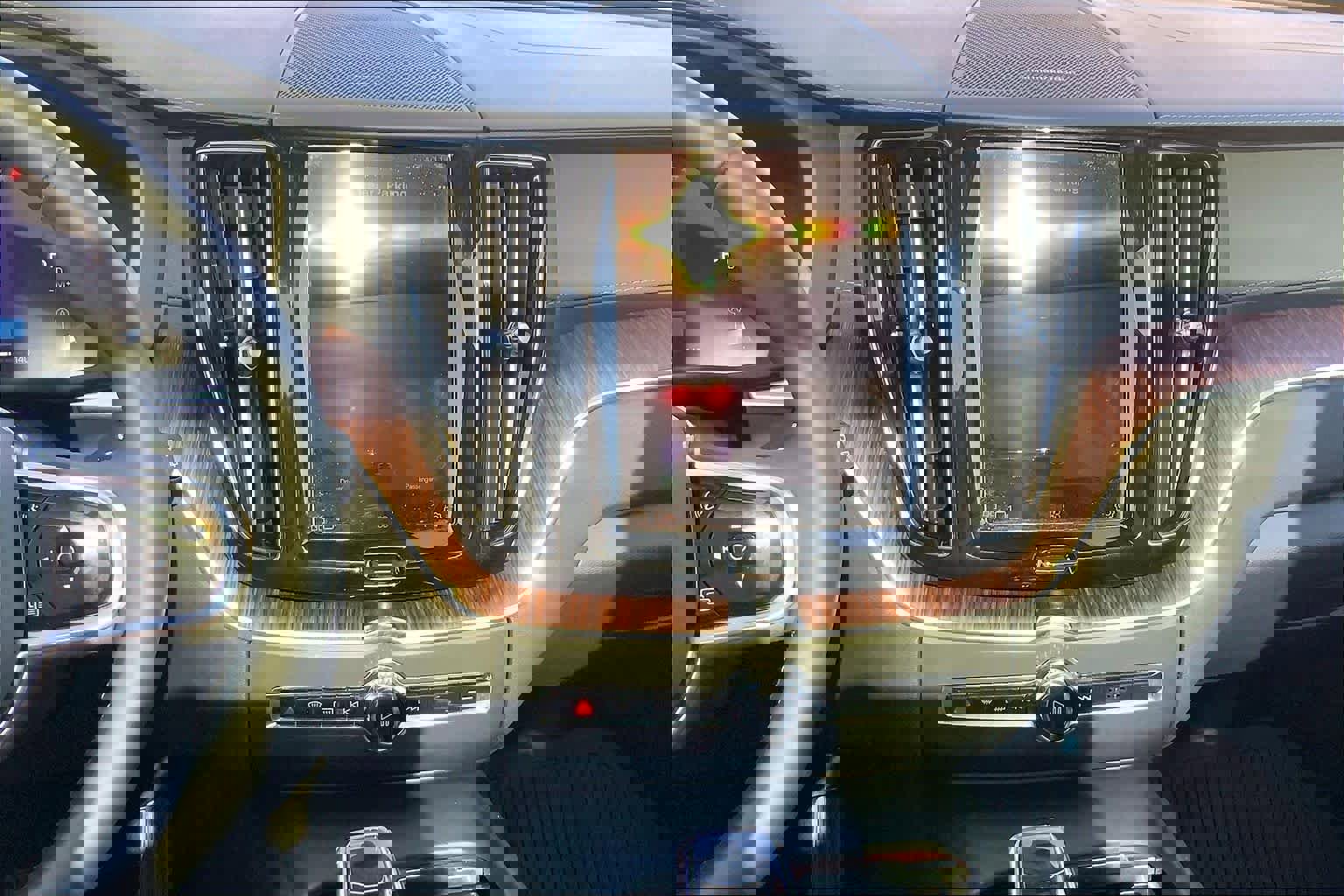 Used 2024 Volvo XC60 B5 Ultimate image 8