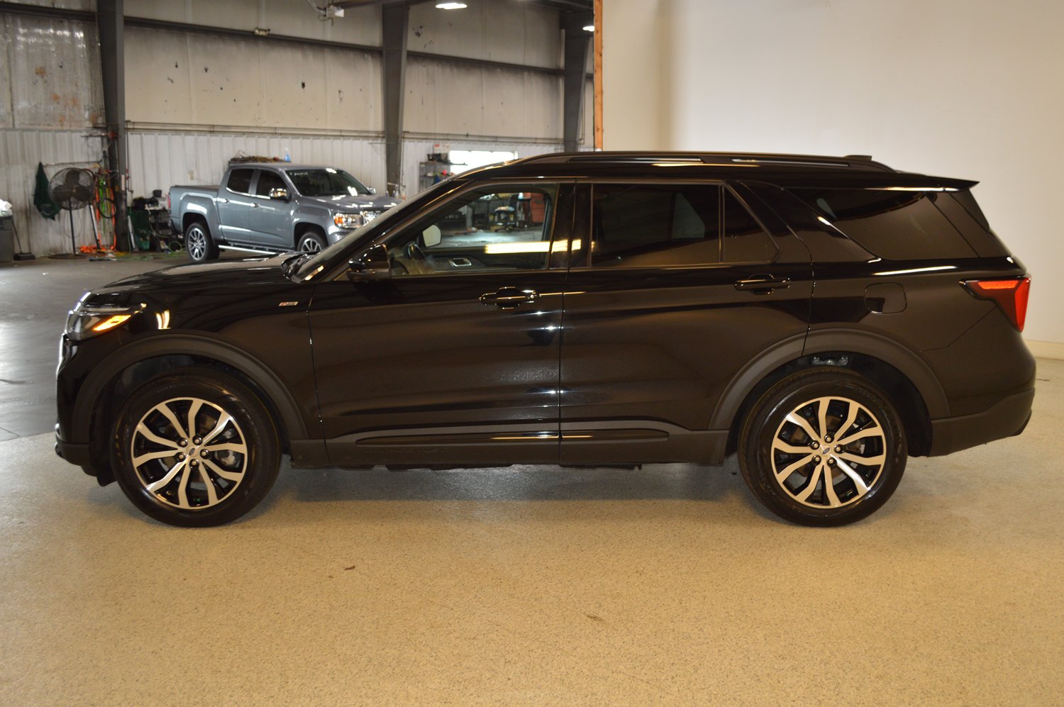Certified 2025 Ford Explorer ST-Line AWD/4WD image 6
