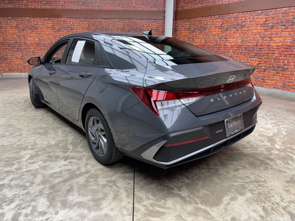 Used 2024 Hyundai Elantra SEL FWD video 2