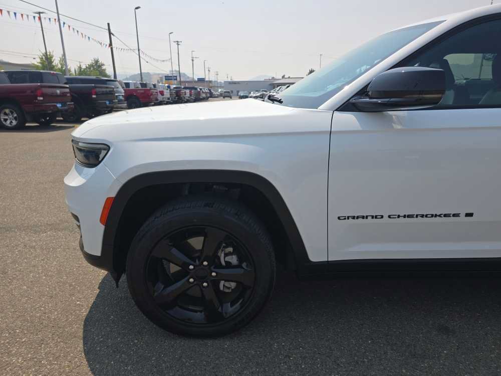 Used 2023 Jeep Grand Cherokee L Laredo AWD/4WD image 19