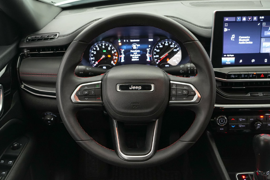 Used 2025 Jeep Compass Trailhawk AWD/4WD image 17