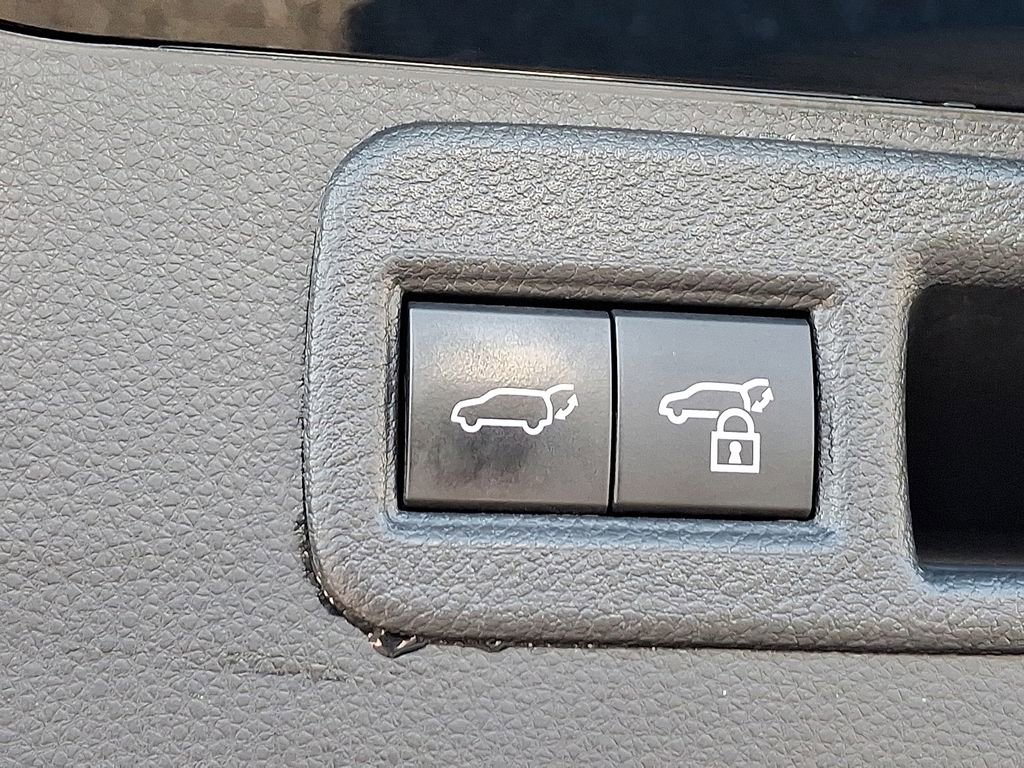 Used 2021 Toyota Venza XLE image 30