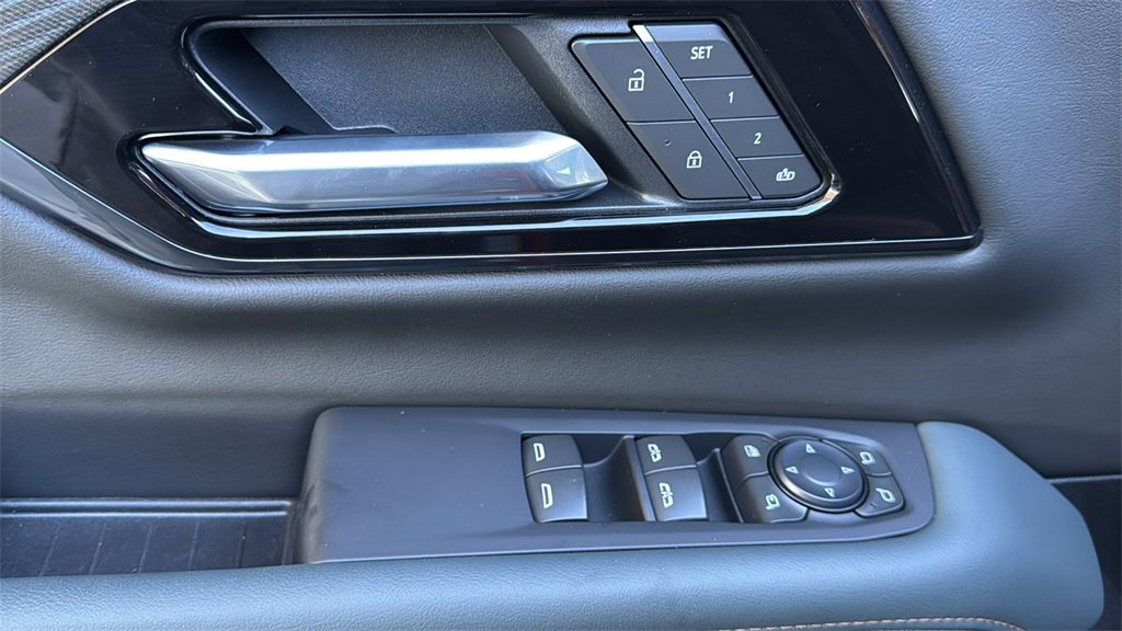 Used 2025 GMC Yukon AT4 w/ AT4 Premium Package image 21