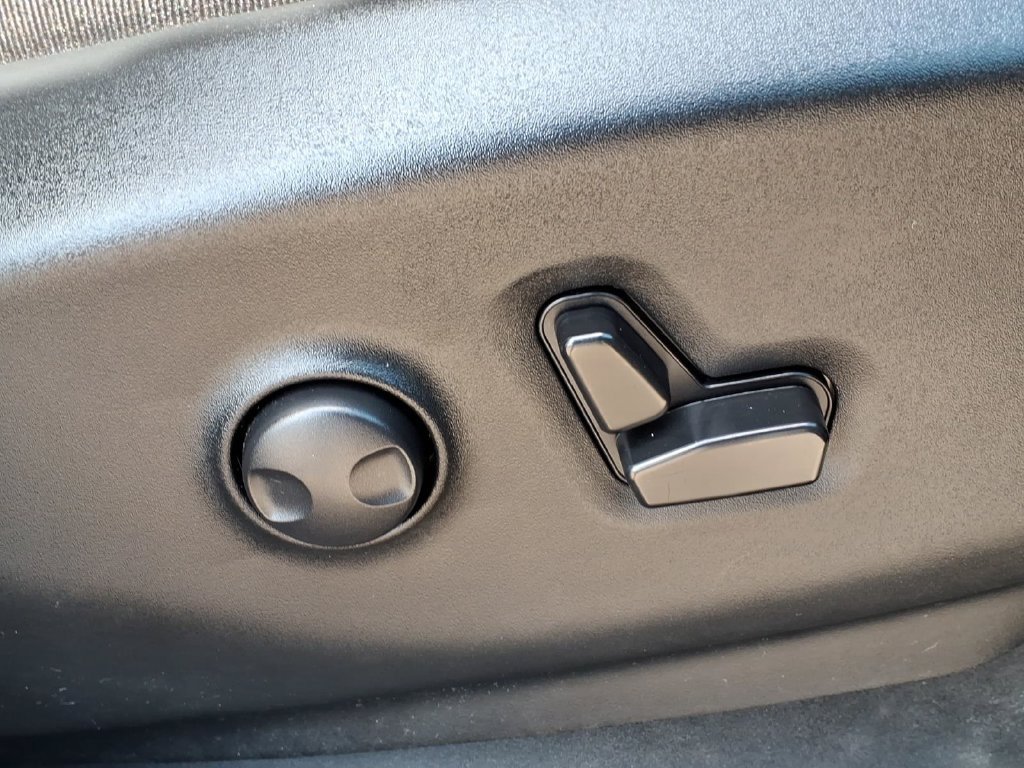 Used 2025 Chrysler Pacifica Limited FWD image 11