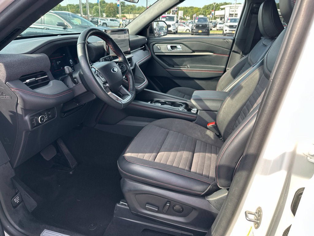 Certified 2025 Ford Explorer ST-Line AWD/4WD image 11