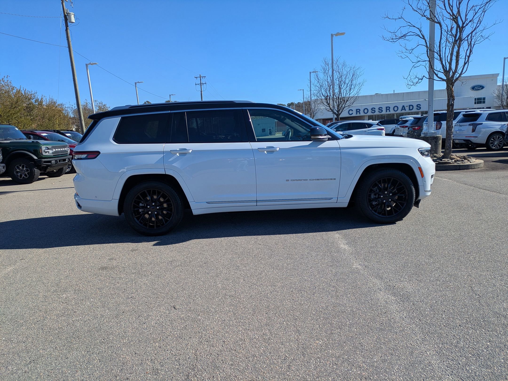 Used 2023 Jeep Grand Cherokee L Summit w/ Luxury Tech Group V image 6