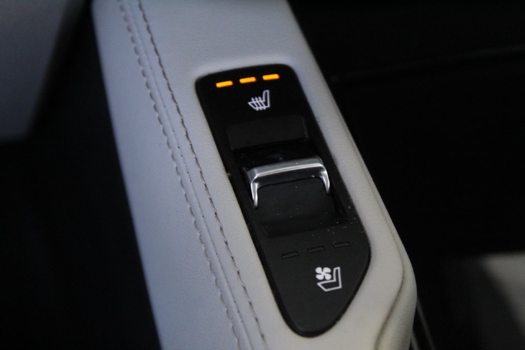 Used 2023 Kia Telluride EX w/ EX Captain's Chair Package FWD image 18