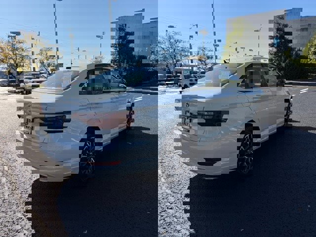 Used 2021 Volkswagen Jetta SE w/ SE Cold Weather Package image 3