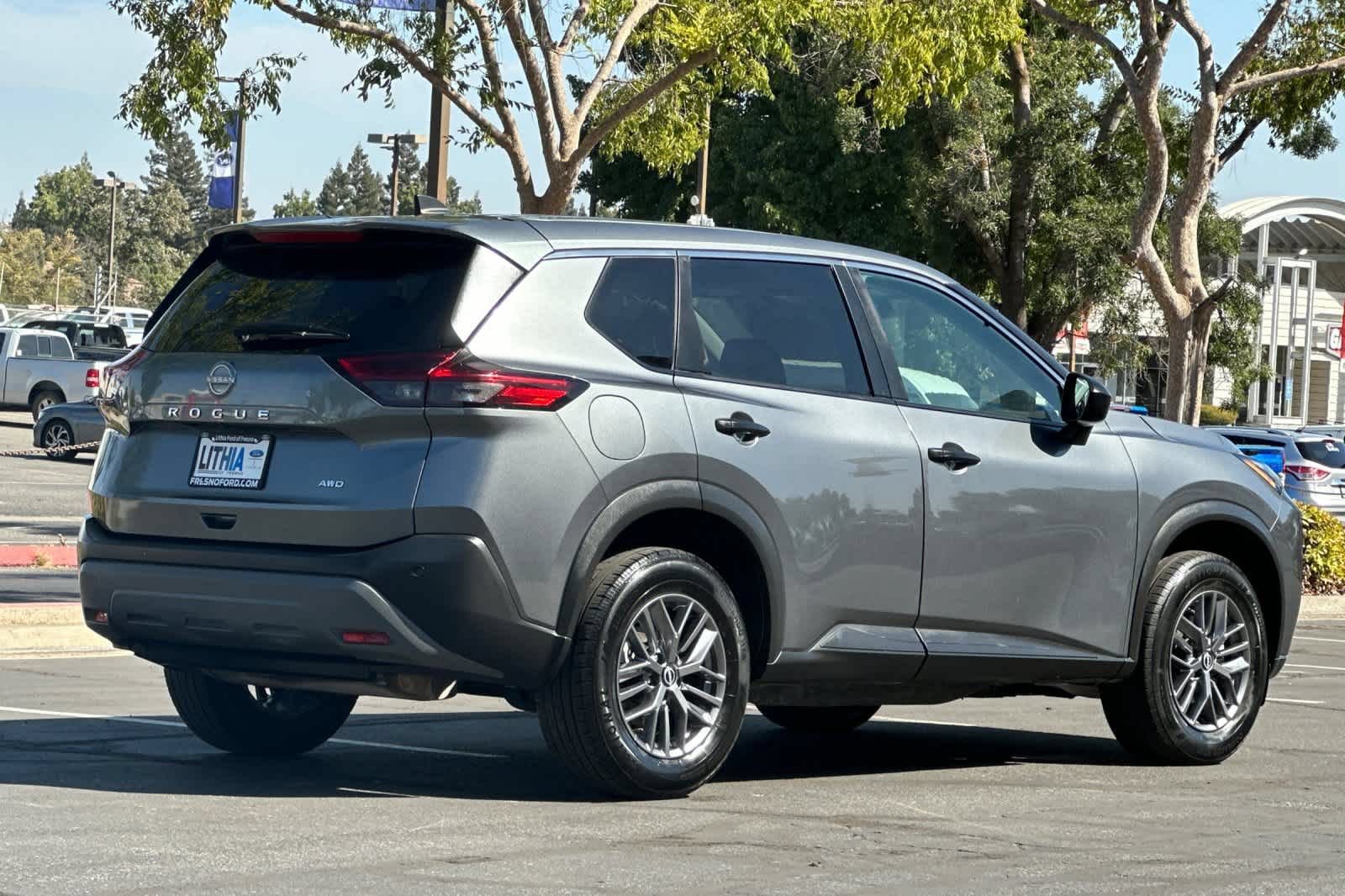 Used 2023 Nissan Rogue S AWD/4WD image 2