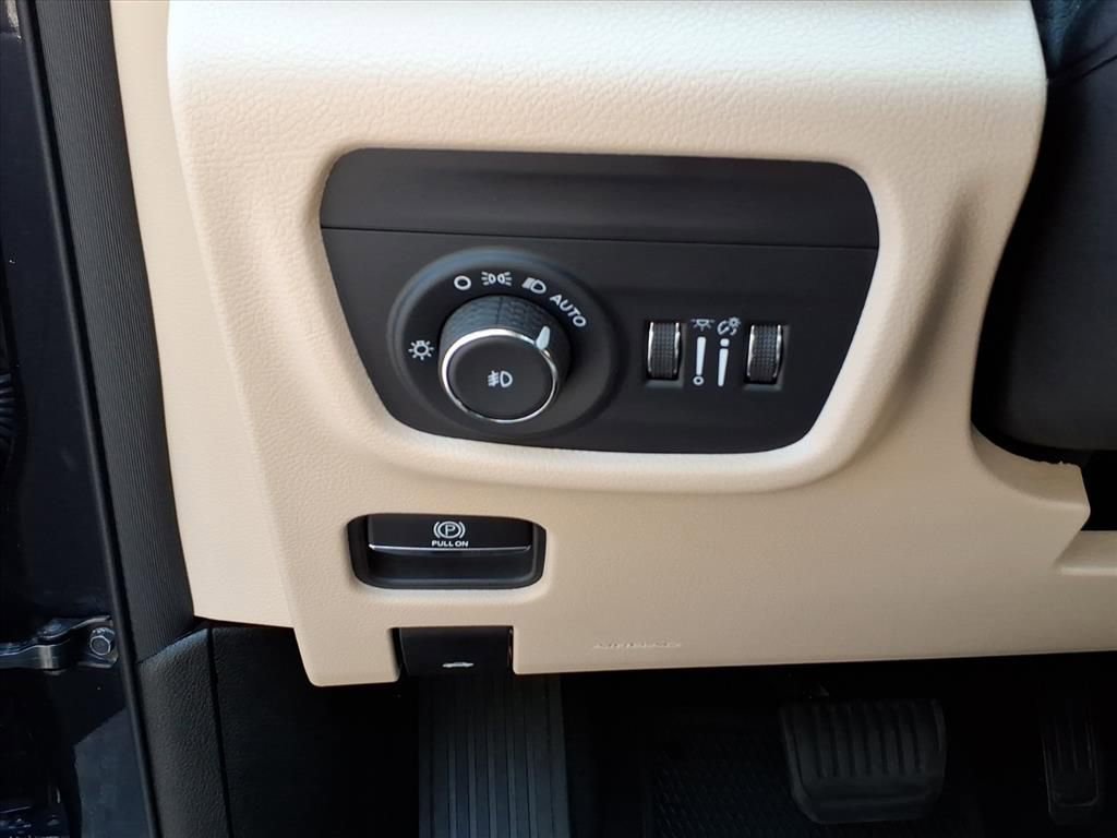 Used 2023 Jeep Grand Cherokee L Limited AWD/4WD image 20