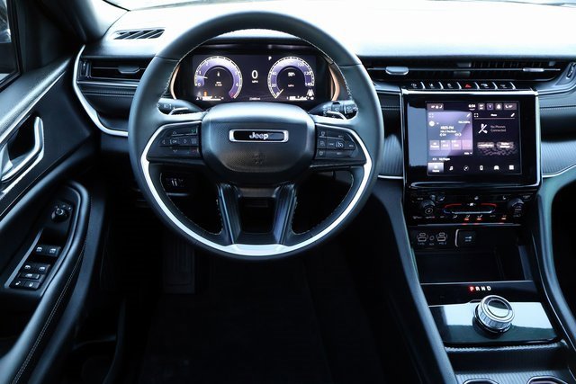 Used 2025 Jeep Grand Cherokee L Laredo image 4