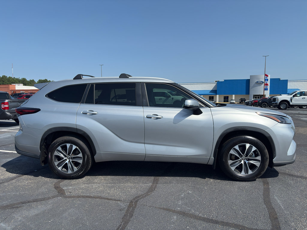 Used 2024 Toyota Highlander XLE FWD image 4