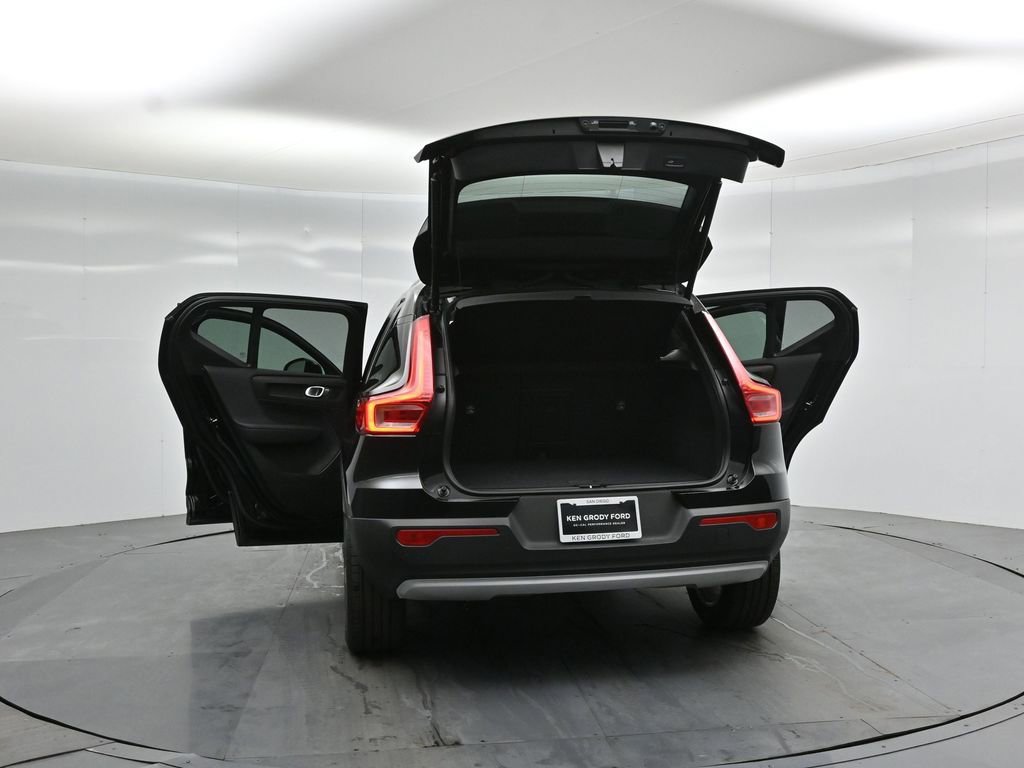 Used 2022 Volvo XC40 T5 Momentum image 31