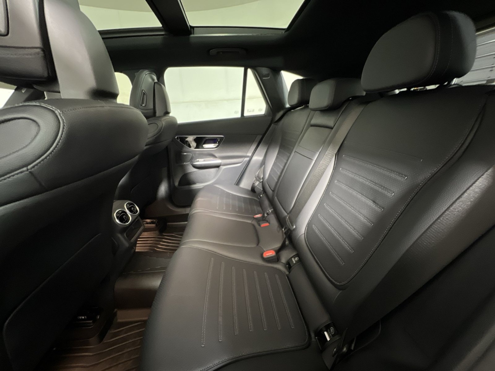 Used 2024 Mercedes-Benz GLC 300 4MATIC image 24