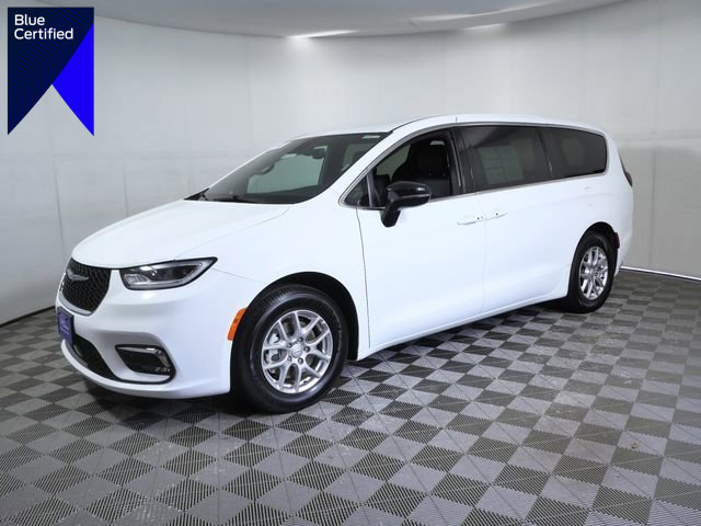Used 2025 Chrysler Pacifica Select