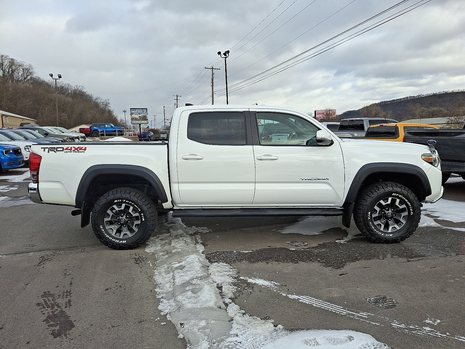 Used 2017 Toyota Tacoma TRD Off-Road image 12