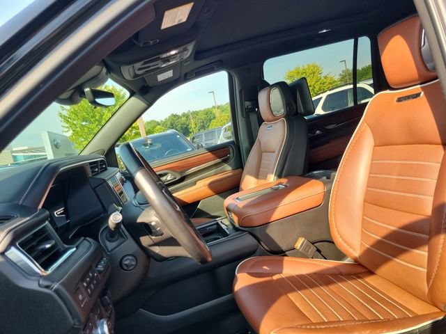 Used 2023 GMC Yukon XL Denali Ultimate AWD/4WD image 5