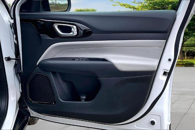 Used 2023 Jeep Compass Limited image 23