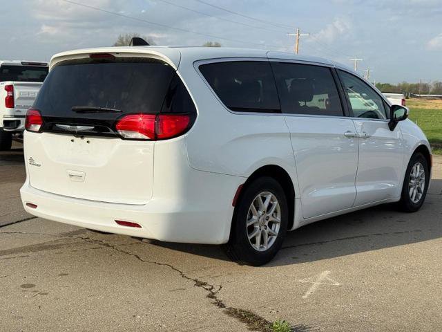 Used 2022 Chrysler Voyager LX image 5