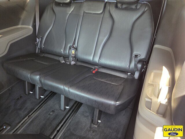 Used 2025 Kia Carnival EX FWD image 12