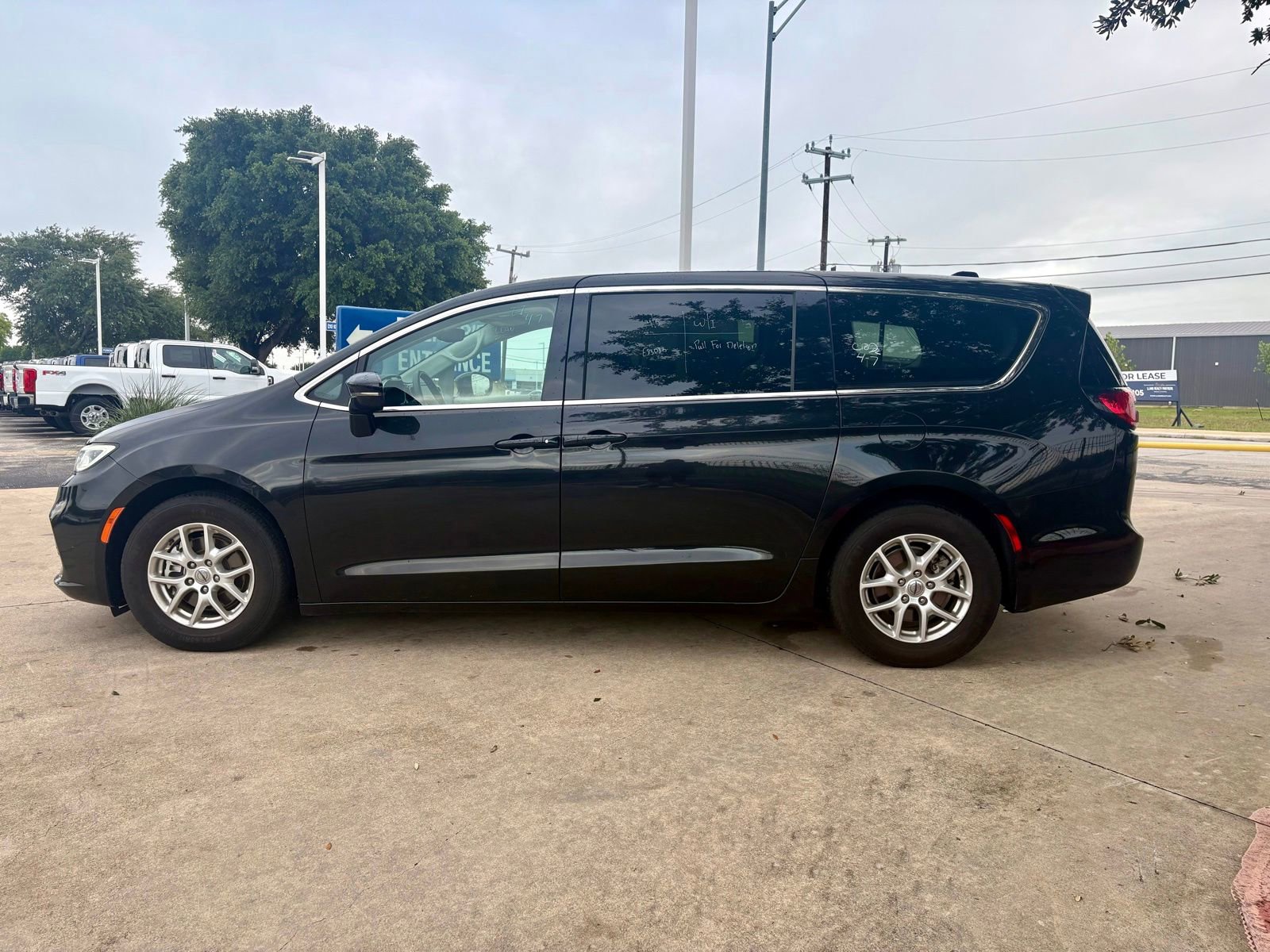 Used 2024 Chrysler Pacifica Touring-L FWD image 7