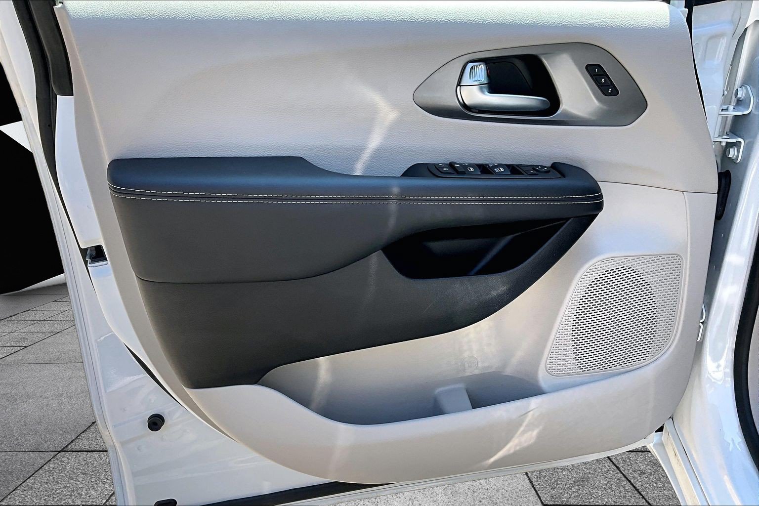 Used 2023 Chrysler Pacifica Touring-L AWD/4WD image 21