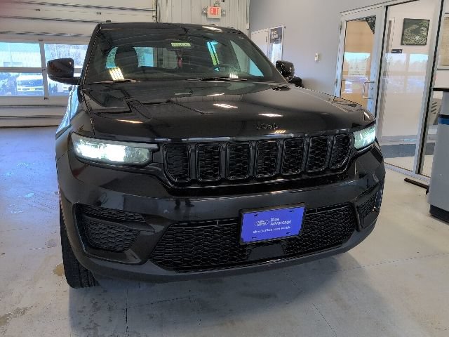 Used 2023 Jeep Grand Cherokee Altitude AWD/4WD image 37