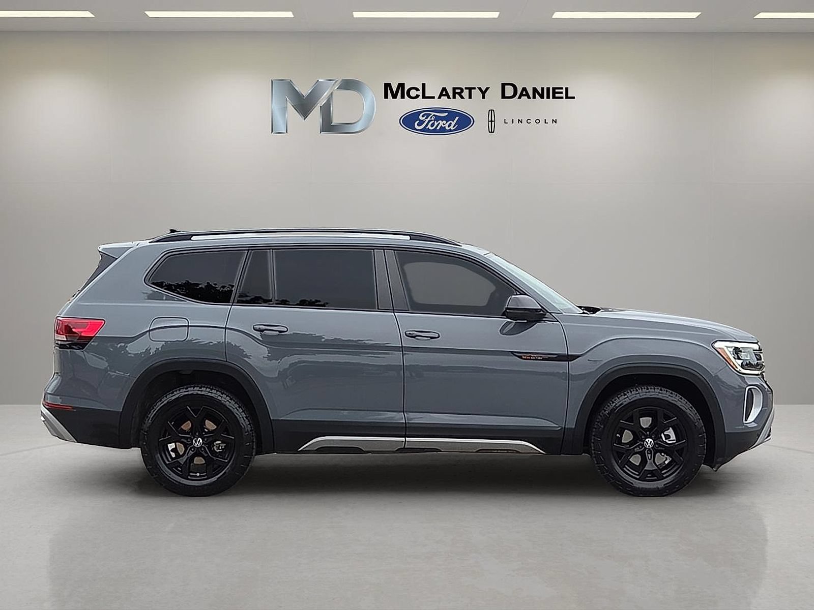 Used 2025 Volkswagen Atlas Peak Edition SE AWD/4WD image 6