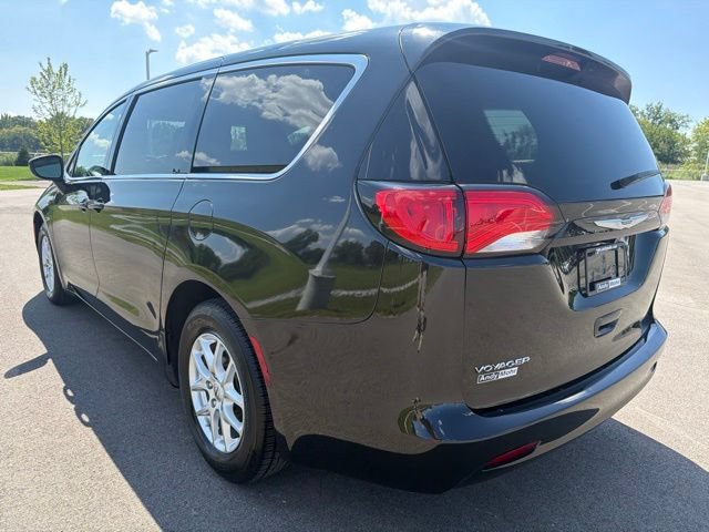 Used 2022 Chrysler Voyager LX FWD image 13
